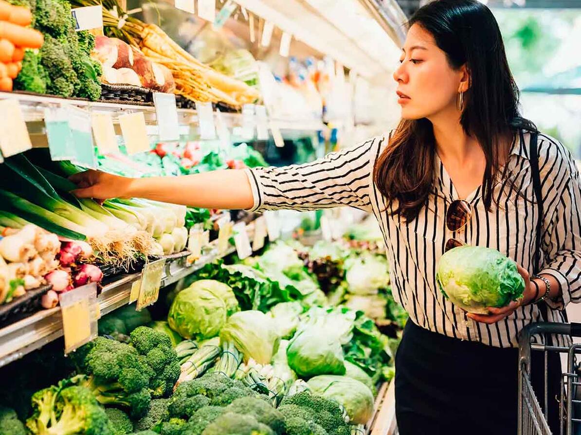 Kvinde køber ind i et supermarked